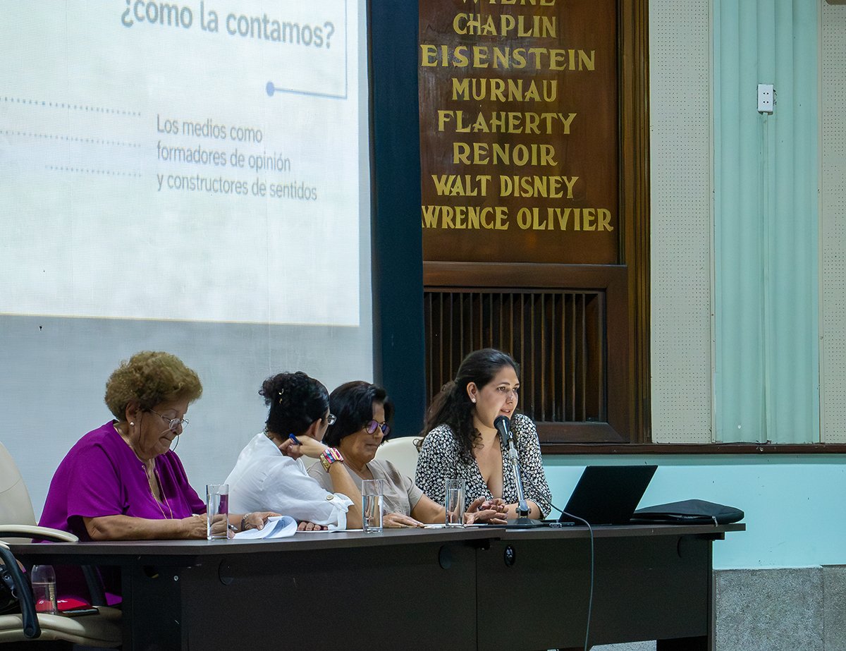 Temas como la sexualidad, la economía y las contribuciones sociales de las personas mayores continúan poco representados en los medios de prensa cubanos, destacó la periodista Lisandra Fariñas.