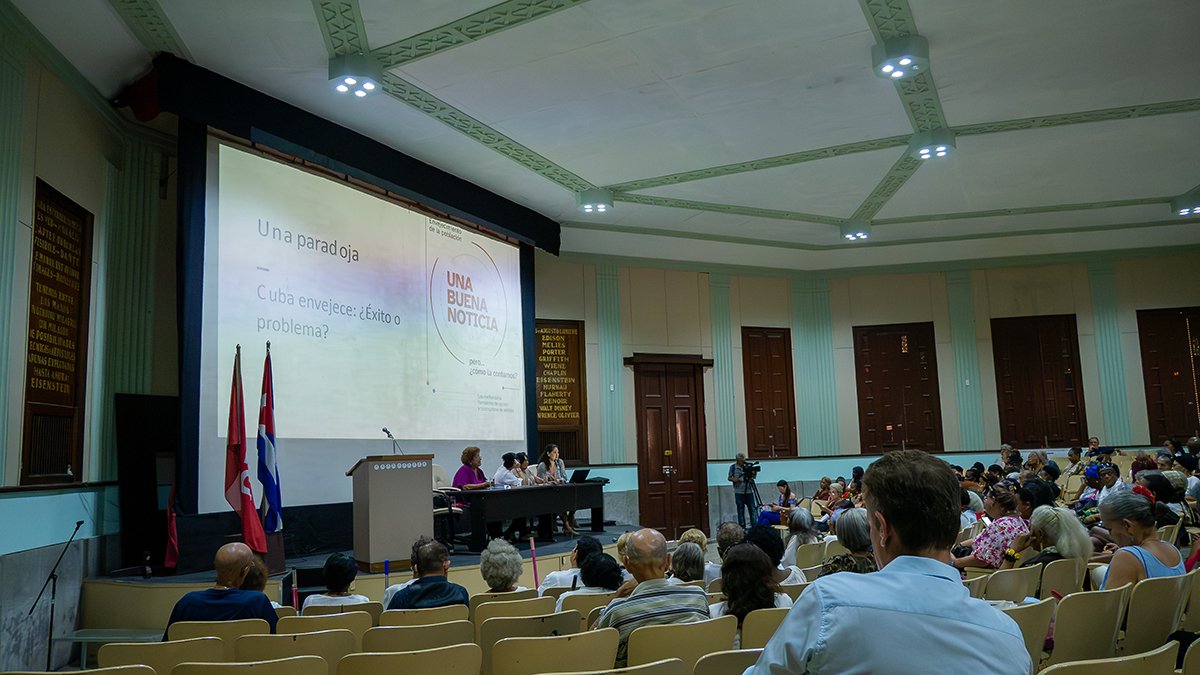 Estereotipos asociados a las mujeres mayores reducen sus posibilidades de reconocimiento y dejan poco espacio a sus proyectos personales, coincidieron expertas durante el panel.