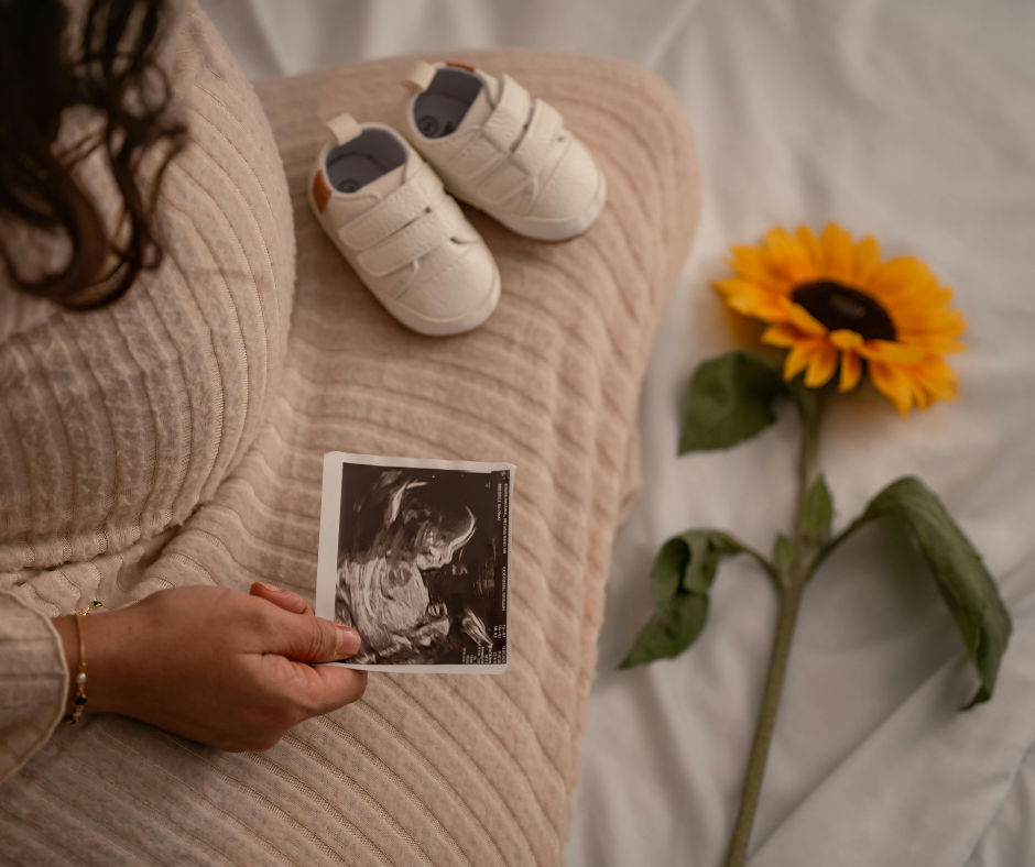 La maternidad temprana puede interrumpir las trayectorias educativas de las adolescentes y reducir sus oportunidades profesionales, laborales y de autonomía económica. 