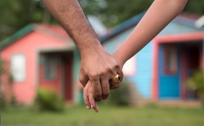 Algunos estudios describen relaciones de esas adolescentes con parejas mayores, circunstancia que puede incrementar la exposición a situaciones de violencia. 