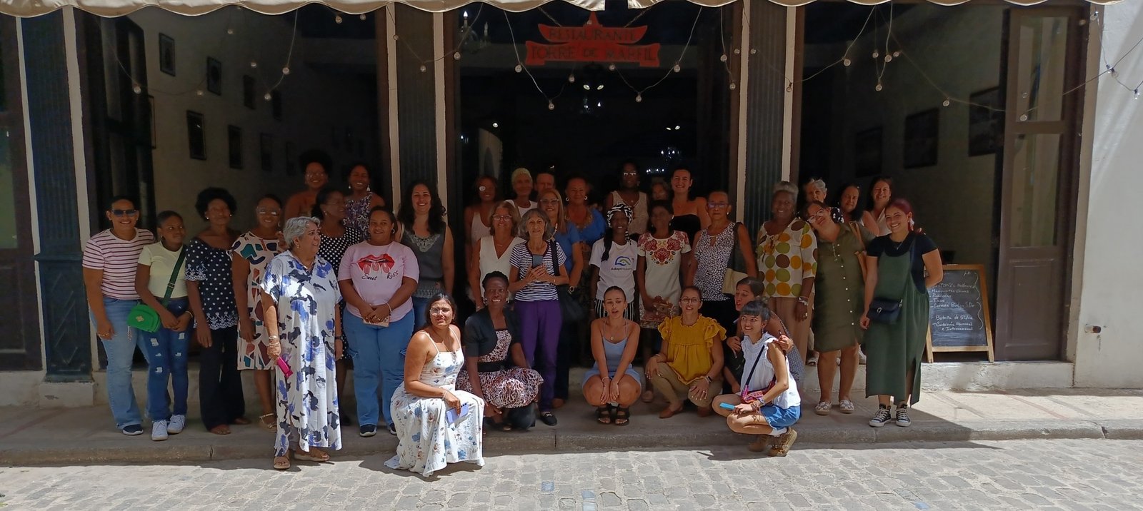 Mujeres, representantes institucionales y lideresascomunitarias intercambiaron experiencias durante el encuentro de cierre del proyecto “Políticas públicas y liderazgo feminista de mujeres en La Habana”. 