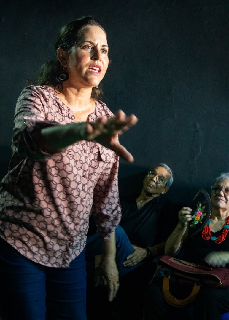 Mailé Vázquez da vida a Kenia, quien enfrenta el control económico y patrimonial de su pareja, incluso sobre la vivienda que heredó de sus abuelos.