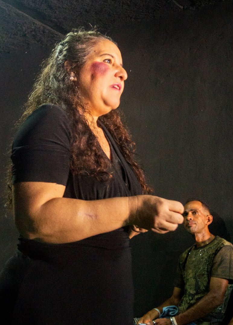 Aimara Rojas Quiroga interpreta a Brenda, cuya muerte expone el desenlace extremo de una cadena de desigualdades, amenazas desoídas y respuestas insuficientes que dejan a las mujeres en situación de desprotección.