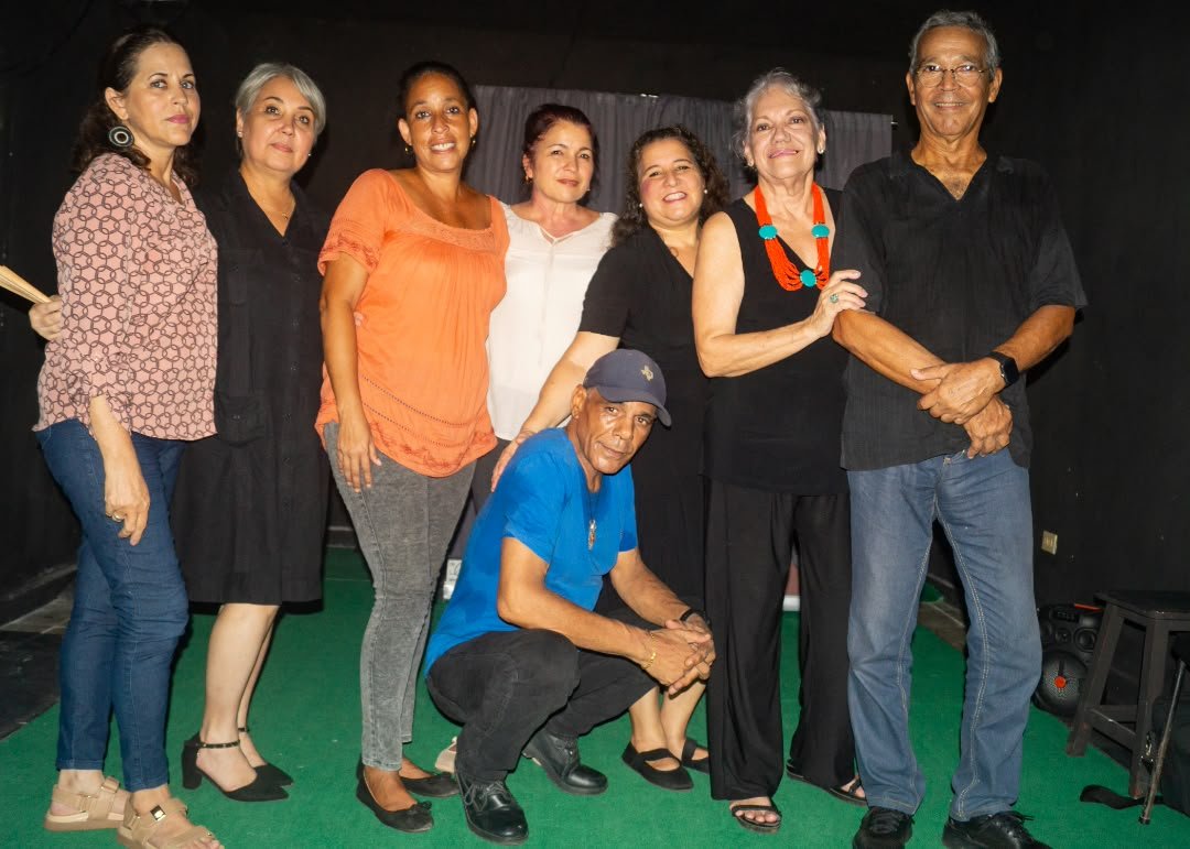 Actores y actrices de "Contarte. Teatro del Relato", durante la puesta en escena de "Se portaba mal", obra que lleva al escenario cuatro historias de violencia contra las mujeres.