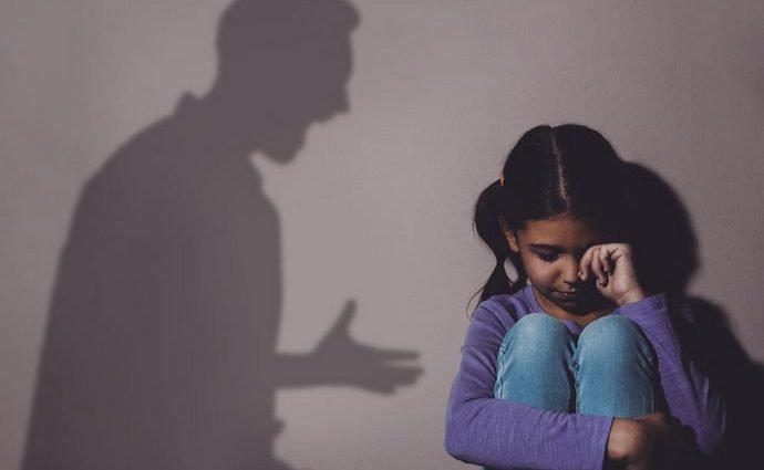 La exposición al maltrato infantil puede afectar la salud emocional de niñas, niños y adolescentes y contribuir a reproducir comportamientos violentos, aseguran las especialistas. 